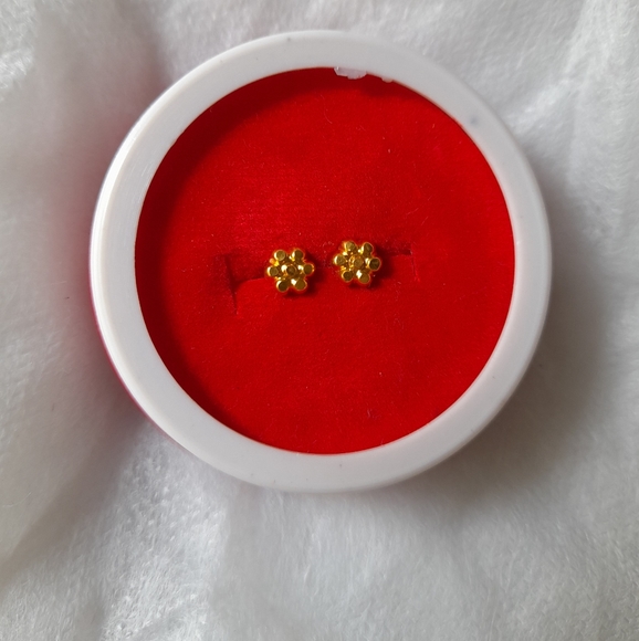 Beautiful new flower desine studs - Picture 2 of 8